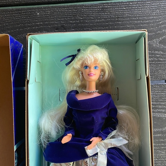 -- NRFB Vintage 1995 AVON ~ Winter Velvet Barbie Doll ❄️ - Picture 2 of 16